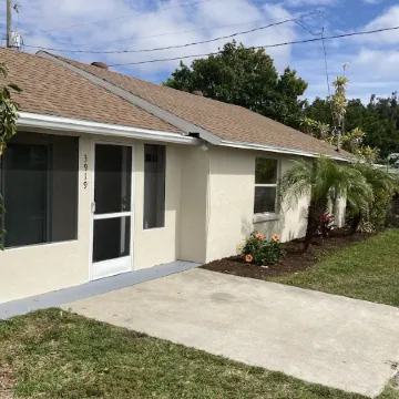 2bed 2 bath sleeps 6. Walk to the water, less than a mile to Anna Maria Island