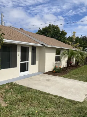 2bed 2 bath sleeps 6. Walk to the water, less than a mile to Anna Maria Island