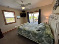 One level 4 Bedroom House with Pool, Large Docks, Canal Access - The Turtle Club