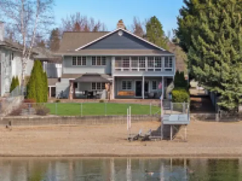 River's Edge Oasis, private dock, 2 kitchens, pool table, dog friendly! ポスト・フォールズのホテル