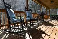 Huge Decks, Hot Tub, Fire Pit & Dog Friendly. Close to Boone and Banner Elk.