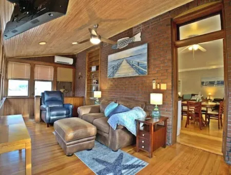 Loft by the Lake Отели в г. Ховард