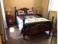 Christy's Creekside Cabin - calm, cozy, comfort