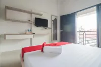 RedDoorz Syariah Near Tugu Juang Jambi Hotel a Simpang III Sipin