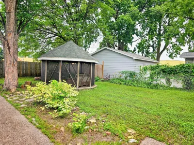 Nostalgic Retro Cottage, Blocks Away from Mississippi River. Full Fenced in Yard La Crosse Public Library附近的飯店
