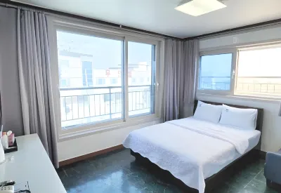 Yeongdeok Goraebul Hotels near Koraebul-haesuyokchang