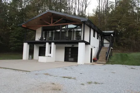 Beautiful 3 bedroom/4 bathroom house near Atwood Lake with stocked pond Отели в г. Кэрролл