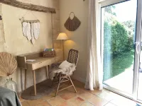 Charming gîte in wooded grounds with swimming pool, 30 minutes from Bordeaux Hotel a Civrac-de-Blaye