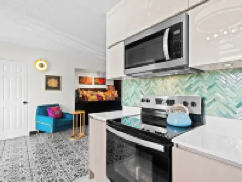Levittown Onyx: A Jazzy 2-Bedroom Apartment in Toa Baja with WiFi, AC Hotels in Levittown