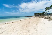 Private Beach-Pool-King Bed-No Stairs-Family Friendly-Relax-Play Together! Hotels in Key Colony Beach