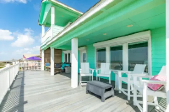 Spacious Beachfront 4-bedroom house in fabulous Surfside Beach with tiki bar