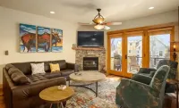 Majestic Modern - Beautifully furnished home close to skiing, fishing and hiking