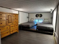 Private and cozy cabin with mountain views! Minutes away from historic Hope BC.