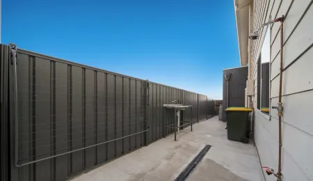 Sunny Dais Beachfront - stunning views of the Marina, Clifftops and Port Vincent Отели в г. Ардросан