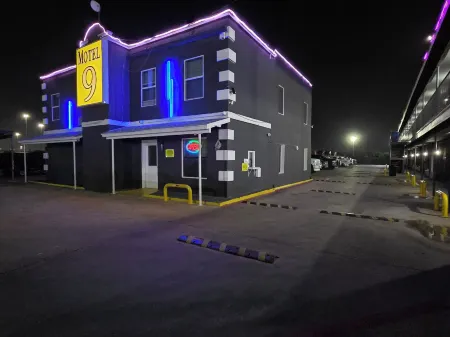 Motel 9 Отели рядом с достопримечательностью «Десайдрио Бизнес»