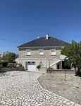 É uma Casa Particular, Isolada, Inserida Numa Aldeia do Norte de Portugal