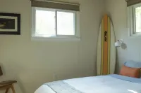 Architectural cabin, salt water pool, fire pit, 3 blocks from bay, private Hotels in Northwest Harbor