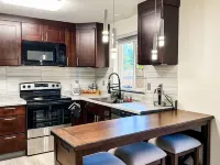Charming 3- bedroom house with WiFi and AC in delightful Vancouver Hotels in Five Corners
