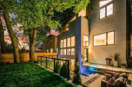 Brand New Modern Mansion Отели рядом с достопримечательностью «Торонто Ботаникал Гарден»