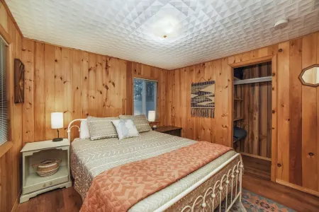 Peaceful 3-Bedroom Getaway on Loon Lake – Paddle, Hike, Unwind