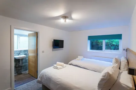 Errwood; woodland lodge for 14 with 2 hot tubs in the Staffordshire Moorlands