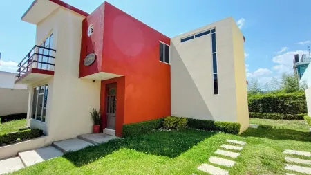 Private house 5min from Puente de cristal/Terrace/Petfriendly/BBQ /Garden/parking