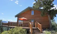 Sky Cabin!! Private 2 acres only 10 min to Estes Park. Great Views of Longs Peak