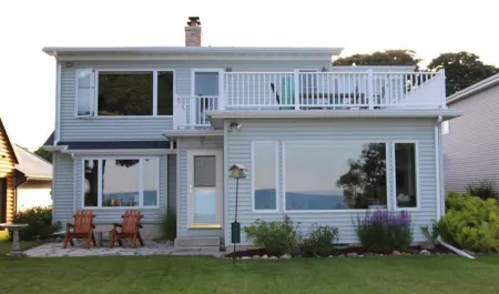 Lake Michigan Home with gorgeous views, great spot for family or golf retreat Отели в г. Sheboygan