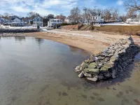 Charming 1-bedroom apartment with AC, 3 minute walk to beach, and new hot tub Hotel a Westbrook