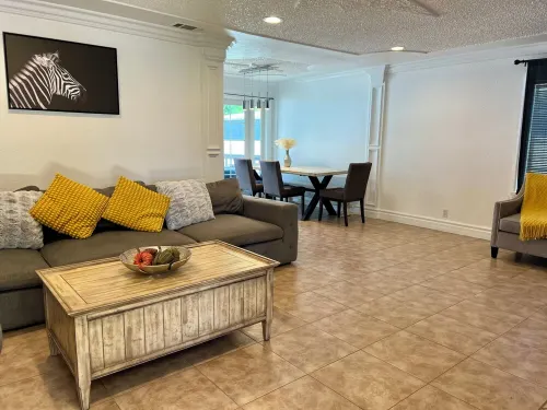 Charming 3-bedroom house with WiFi, pool and jacuzzi in Los Angeles Hotels in Reseda