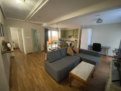 The vintage house, close to downtown, 2 private patios