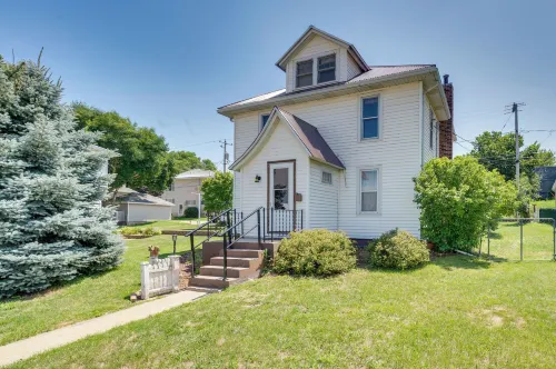 Cozy Iowa Getaway w/ Patio & Fenced-in Yard! - 3-Star