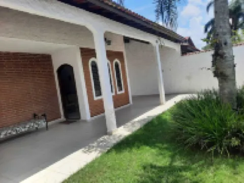Comfortable house 400m from Jamaica Beach for 15 people, 3 bedrooms, 4-car garage