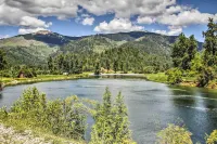 Private 2-Acre Retreat w/ Mtn Views, Walk to River - 3 étoiles