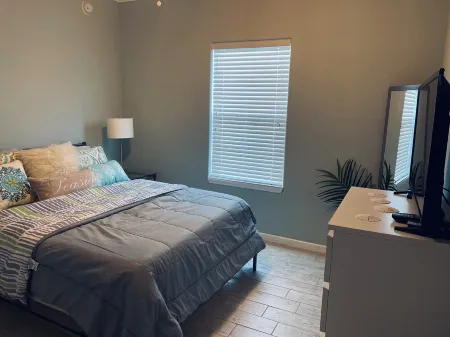 3-bedroom house in Lower Keys with Hot Tub, Sleeps 10+, Pet Freindly Отели рядом с достопримечательностью «Блу Хол»