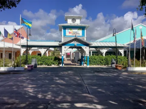 Charming New Blue Studio on water with dock, WiFi & AC in fun time Freeport