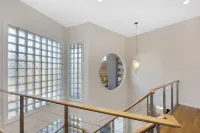 Ocean view Spacious 5-bedroom villa with heated pool jacuzzi & private beach Hotels in Lido Beach