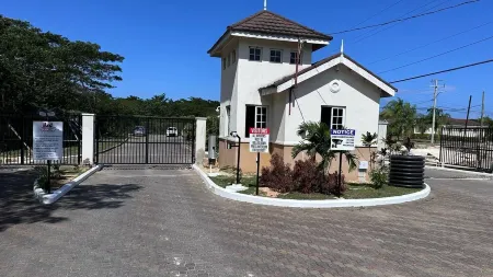 Pearle Casa- Relaxing, 24hrs Gated Secured Home..