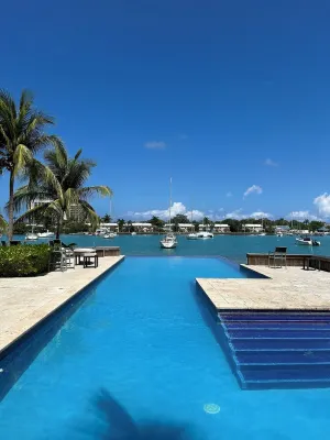 Coastal Gem in gated community. Waterfront, pool, 20 mins from airport Hotels in 
