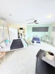 Emu Park Beach resort. Family Rooms for 3 guest.