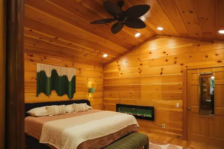 Peaceful Mountain Log Cabin Getaway with Hot Tub! Отели рядом с достопримечательностью «Нью Ривер трейл Стейт Парк, Клиффвью Аксесс»
