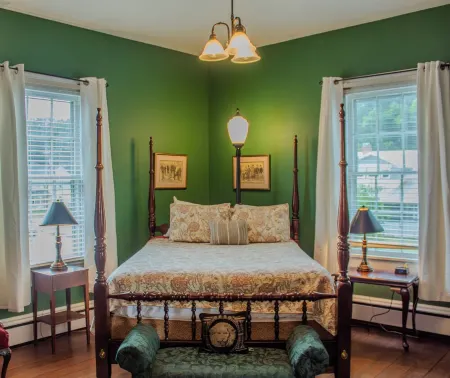 The Ilex Room - Private studio w/ Ensuite Bath in Historic Downtown Home Отели в г. Север Клинтон