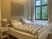 Old charm with a breath of fresh air in the manor house فنادق في Parchtitz