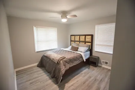 Decatur 3-BR Bliss: Modern Comfort