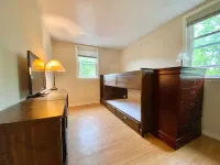 Charming 2-bedroom townhome with AC,  Ridley Park near Boeing, Train, Philly Hotels in Ridley Park