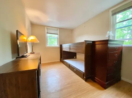 Charming 2-bedroom townhome with AC,  Ridley Park near Boeing, Train, Philly