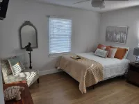 Charming 3-bedroom house in lovely Pensacola. 15 minutes to beaches