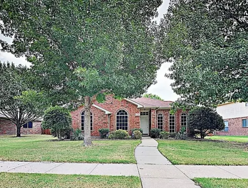 Charming 3-bedroom house on a green belt in Allen