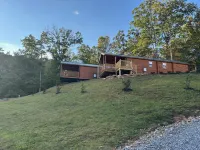 Cozy 1 bedroom cabin in charming Hiawassee with WiFi, AC & HeatAdults only.