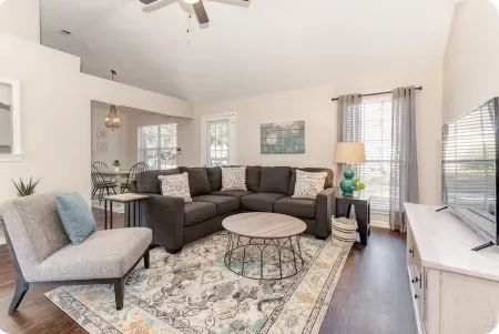 Heart of Pooler- Family friendly w/ garage parking